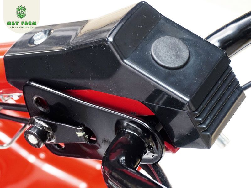 Máy được trang bị hộp số với 2 số tiến và 1 số lùi