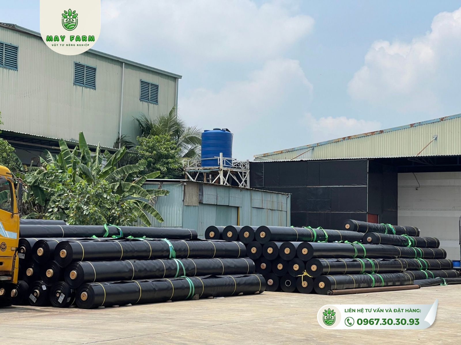 Các cuộn bạt HDPE tại kho vật tư Mayfarm