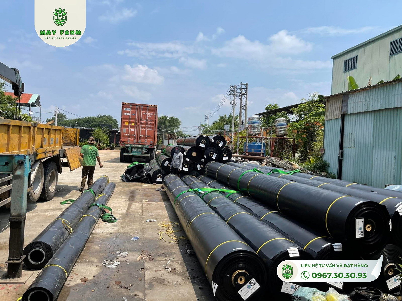 Các cuộn bạt HDPE và nhân sự chuẩn bị vật tư cho công trình